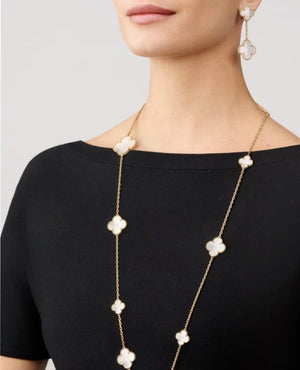 VCF Magic Alhambra earrings, 2 motifs, yellow gold, Mother-of-pearl - VCF Image