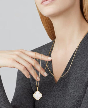 VCF Magic Alhambra long necklace, 1 motif, yellow gold, Mother-of-pearl - VCF Image