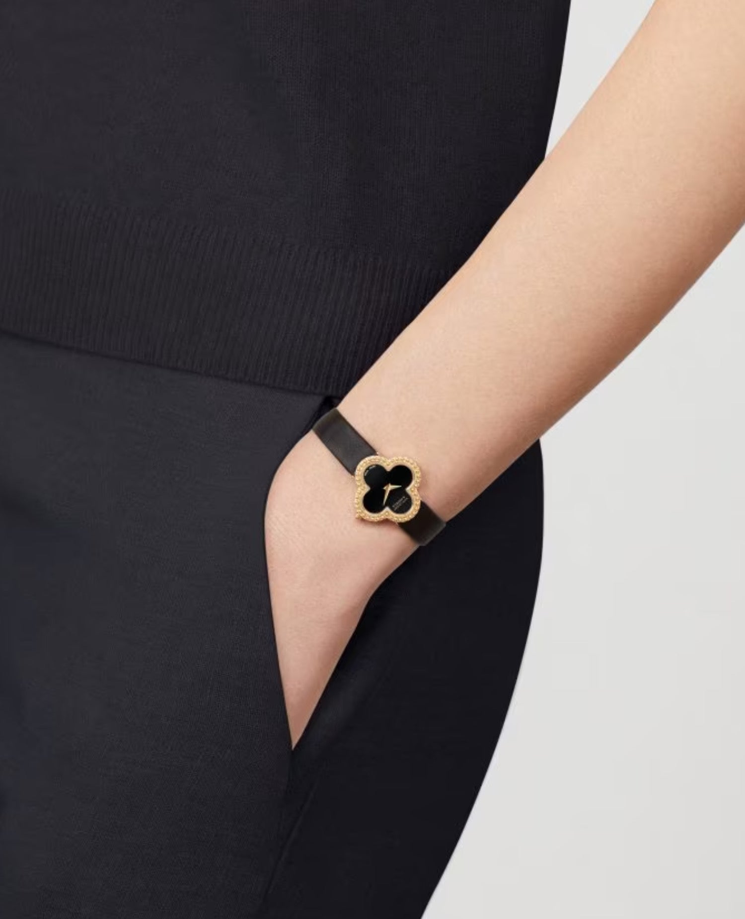 VCF Alhambra watch, small model, yellow gold, Onyx