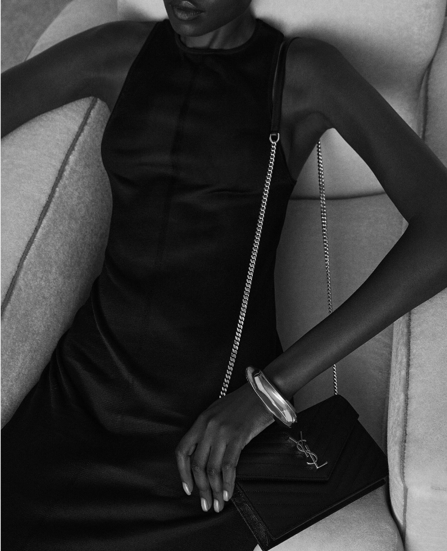 STL Cassandre Envelope Chain Wallet In Grain De Poundre Leather Noir
