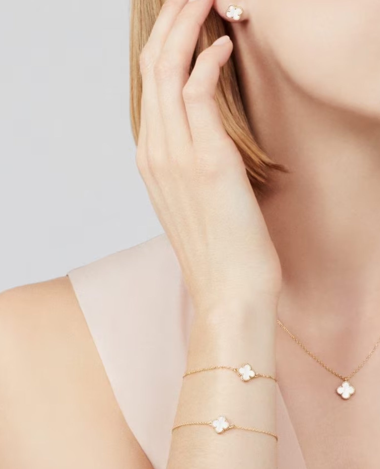 VCF Sweet Alhambra bracelet, yellow gold, Mother-of-pearl