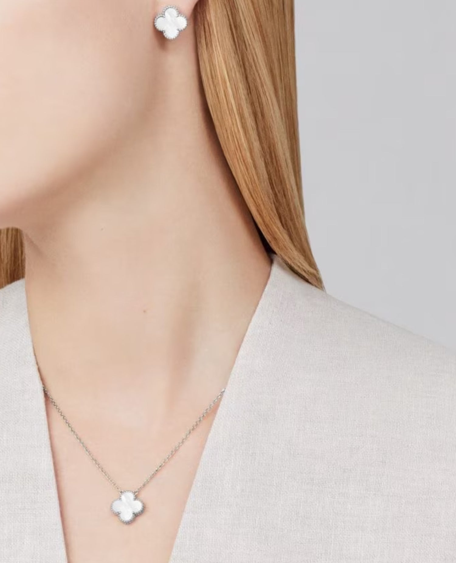 VCF Vintage Alhambra pendant, white gold, Mother-of-pearl