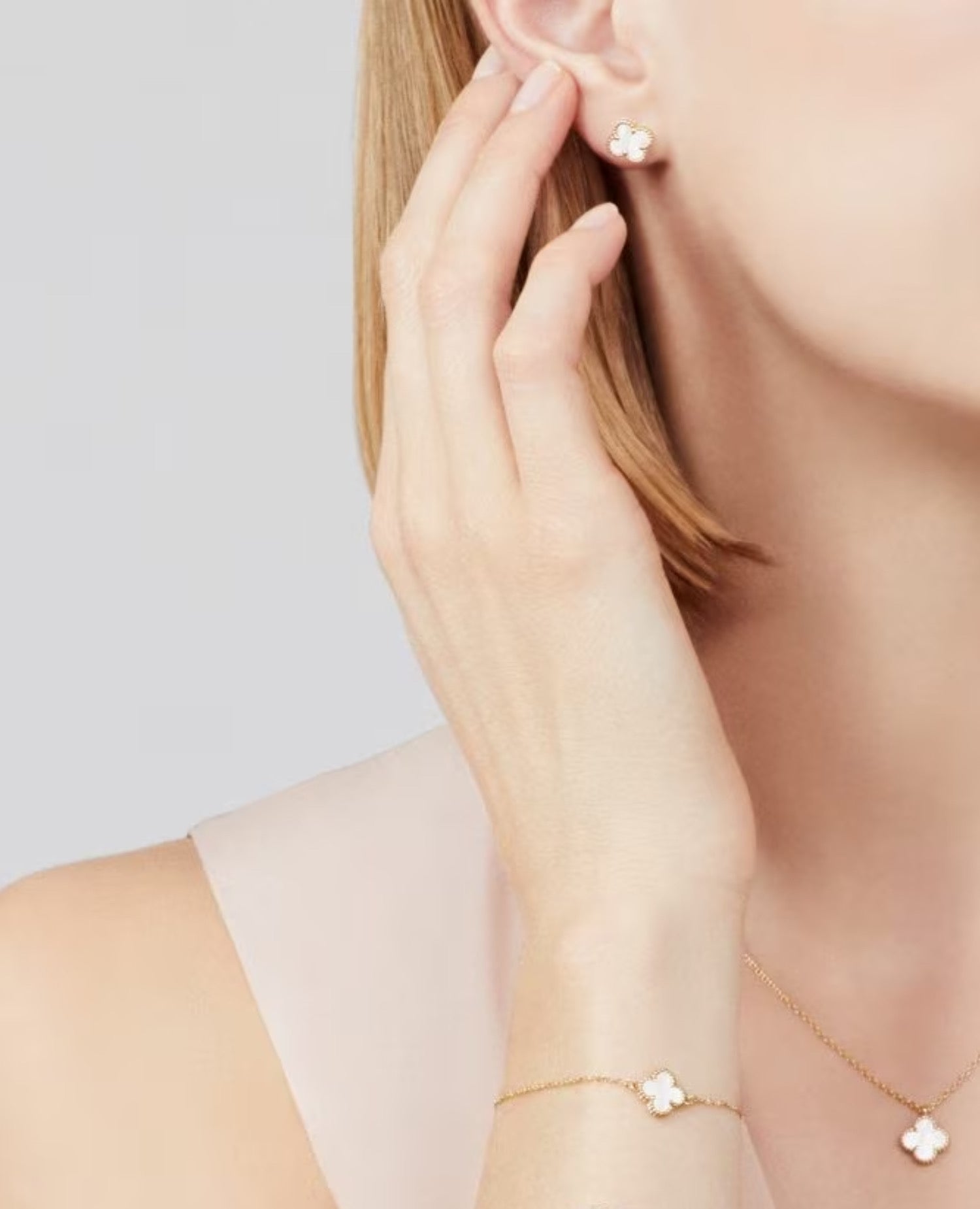 VCF Sweet Alhambra earstuds, yellow gold, Mother-of-pearl