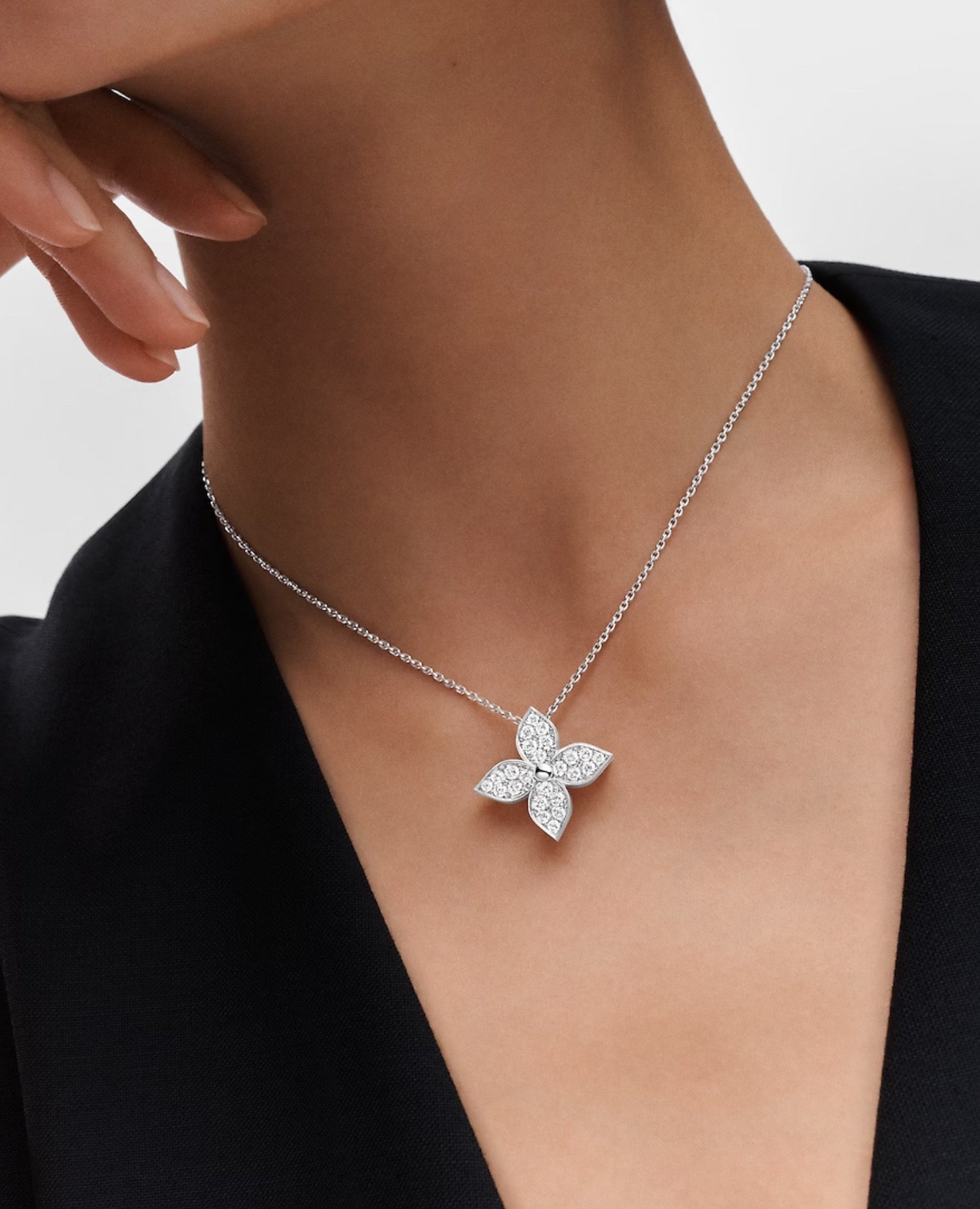 LVN Idylle Blossom Diamond Pendant